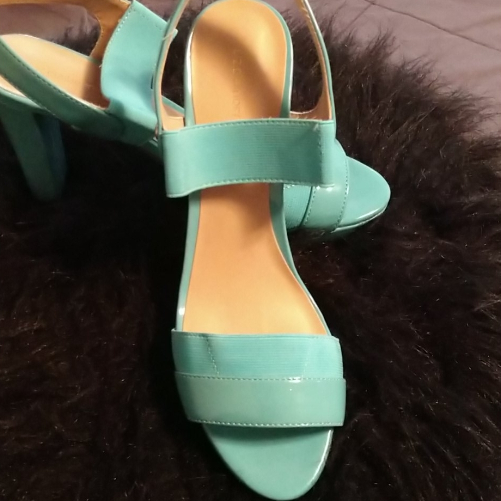 Beautiful Turquoise Patent Heels! - Picture 3 of 10